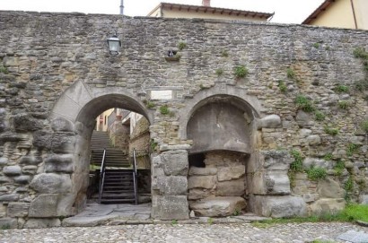 La vulgata sulla riapertura della Porta Bifora a Cortona