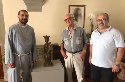 Franco Zazzeri dona una statua della Madonna al santuario delle Vertighe