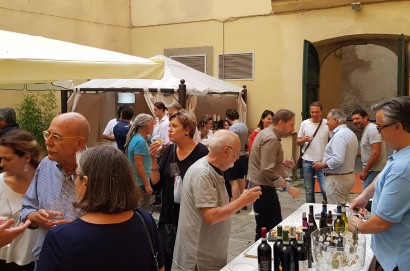 A Cortona antiquariato e vino vanno a braccetto