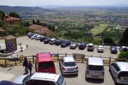 Furti alle auto, Comune di Cortona dice stop. Presto le telecamere nel parcheggio dello Spirito Santo