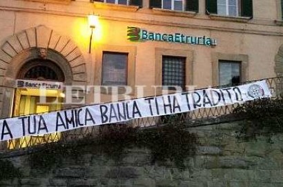 Banca Etruria: davanti alla filiale di Cortona manifesti contro il decreto Salva Banche
