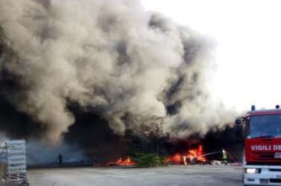 Incendio alla ex Tab di Foiano:alcune famiglie evacuate. Divieto di consumo di ortaggi