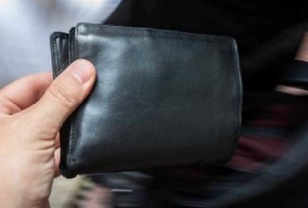 Trova un portafogli con denaro e documenti e lo restituisce alla Polizia di Stato