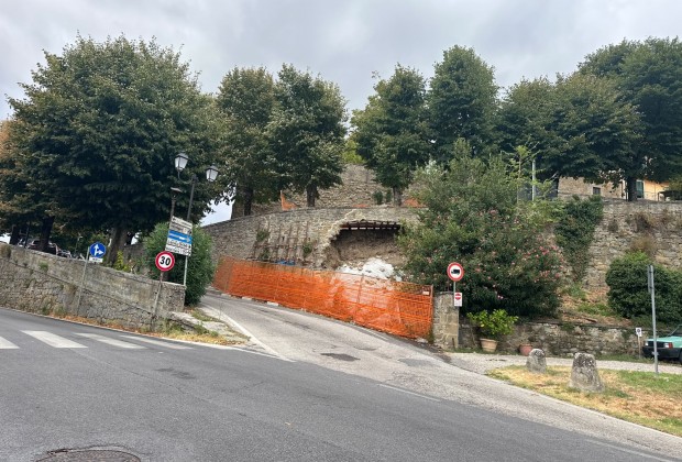 Cortona, parte il cantiere del «Muro del Mercato». Cambia la circolazione