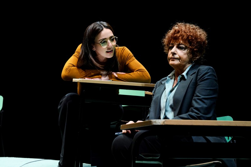 Ambra Angiolini e Ludovica Modugno in scena al teatro Signorelli con «Il nodo»