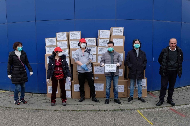Guanti, tute e mascherine donati dalla comunità cinese ad Arezzo
