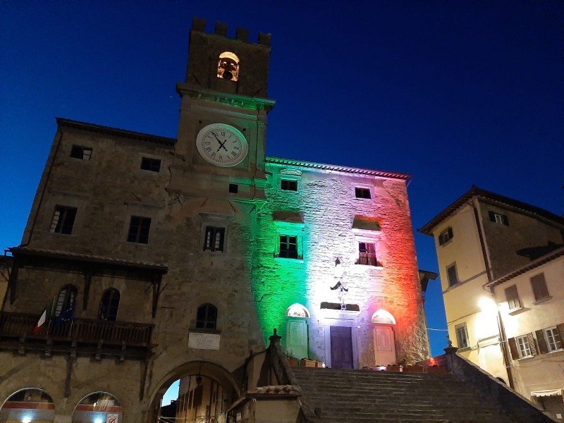 Luci del tricolore sul municipio di Cortona