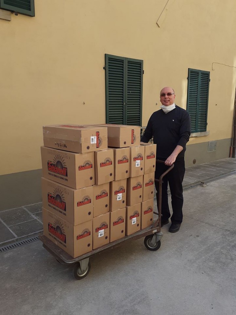 I cinque stelle cortonesi  regalano alla Caritas due quintali e mezzo di pasta