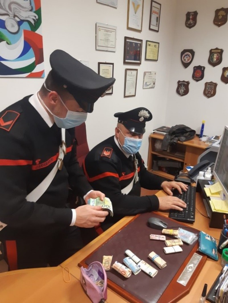 Arrestato spacciatore in Valdichiana: i carabinieri gli trovano in casa la droga e quasi 50mila euro in contanti