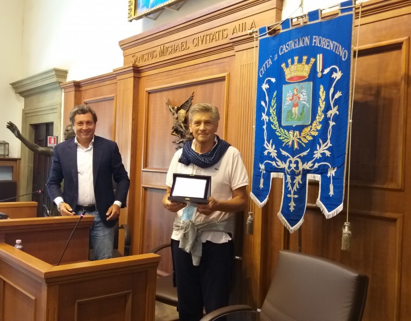 Prima del consiglio comunale di Castiglion Fiorentino salutati i 2 dipendenti comunali andati in pensione