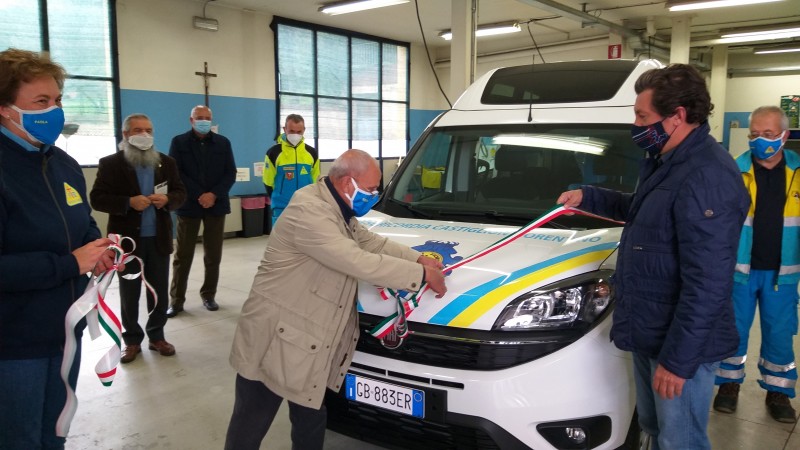 La Misericordia di Castiglion Fiorentino ha presentato due nuovi mezzi, si tratta di un’ambulanza per il 118 e di un furgone per i servizi sociali
