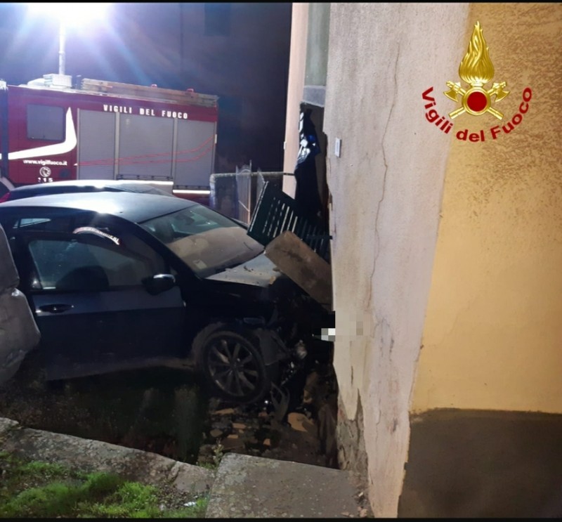 Auto si schianta contro un'abitazione a Ossaia di Cortona