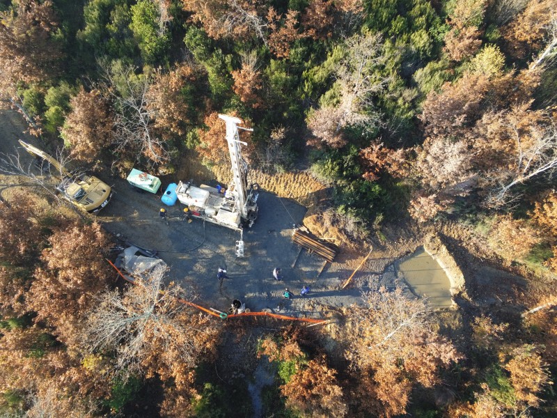Carabinieri forestali scoprono col drone la costruzione di un pozzo nel bosco di Lucignano