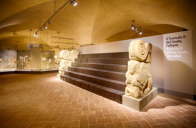 Cortona, tornano le grandi mostre al Maec: il 23 aprile si apre «Luci dalle tenebre, dai lumi degli Etruschi ai bagliori di Pompei»