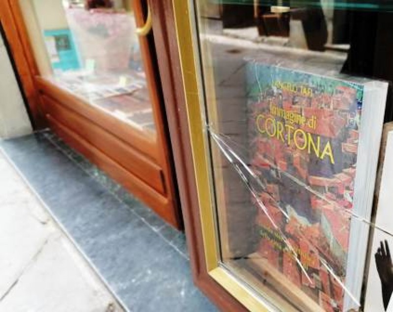 Cortona: tentativo di furto alla storica Libreria Nocentini