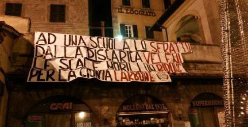 Cortona, striscione e calza gigante di CasaPound davanti al Comune: per la giunta solo carbone