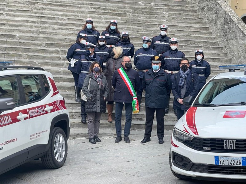Cortona, novità per il corpo di Polizia municipale: presentati i nuovi agenti, gli ufficiali e i mezzi di servizio