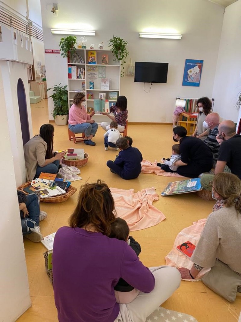 Cortona, torna «Nati per leggere»: babbi e mamme possono prenotare le letture al nido