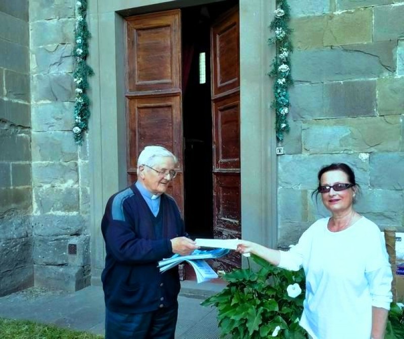 Isabella Bietolini Migliorini consegna alla Caritas Calcinaio il ricavato della vendita del libro " I vescovi della Diocesi di Cortona"