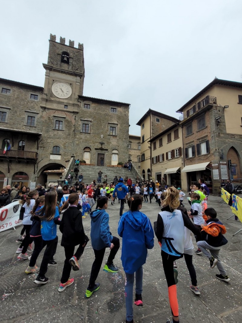Cortona, la domenica dei giovani che corrono in centro. Torna Young Urban Trail, appuntamento il 18 febbraio