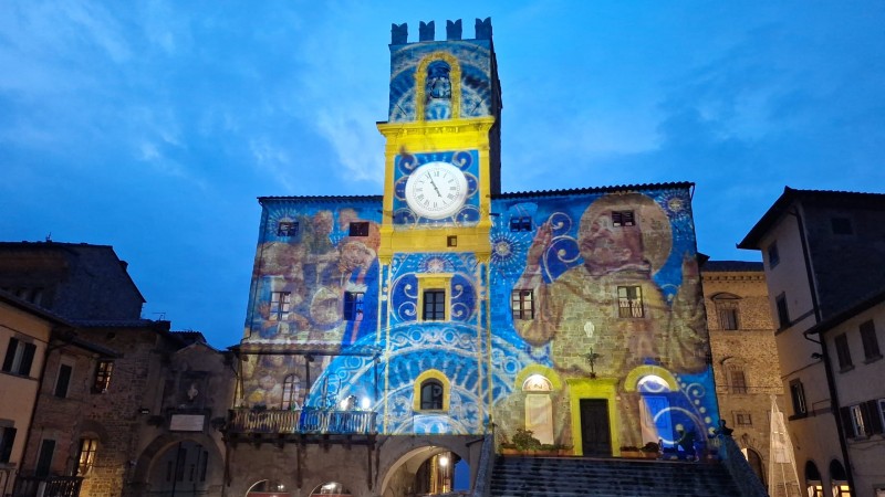 Tutto pronto per Natale di Stelle: il programma dell’inaugurazione. Cortona alla presentazione di Luci sul Trasimeno