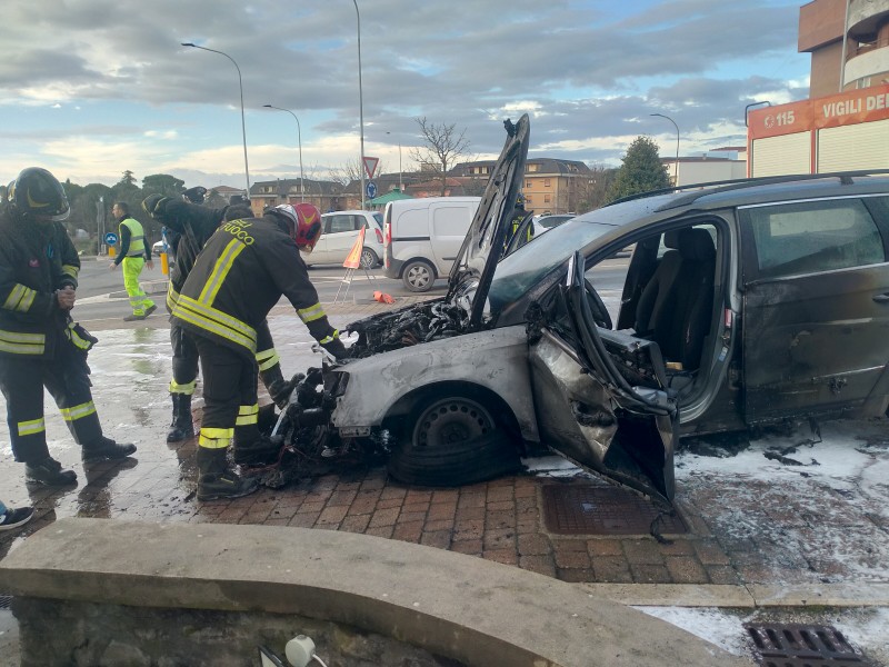 Camucia: auto a fuoco in pieno centro