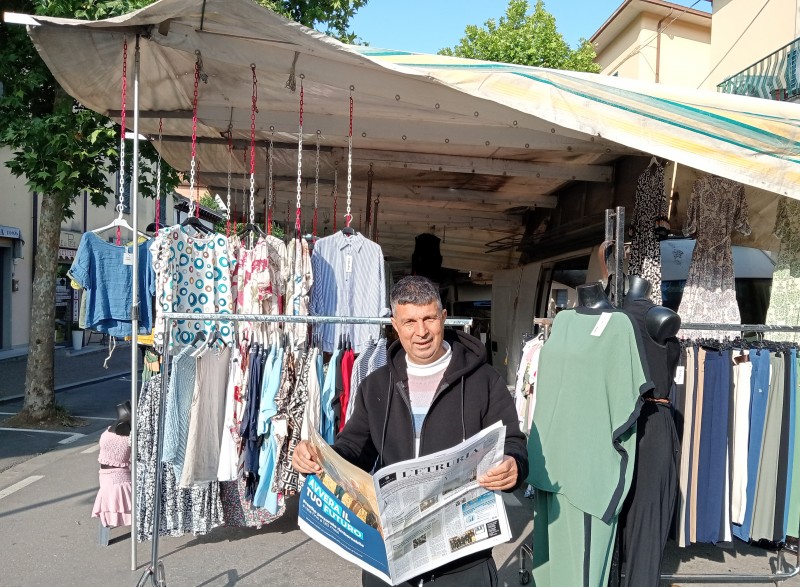 Il nostro giornale tra i banchi del mercato a Camucia