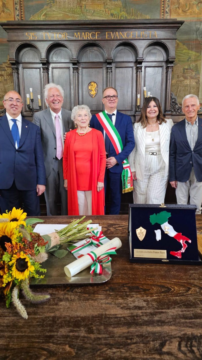 Cortona, applausi ed emozioni per Frances Mayes cittadina italiana
