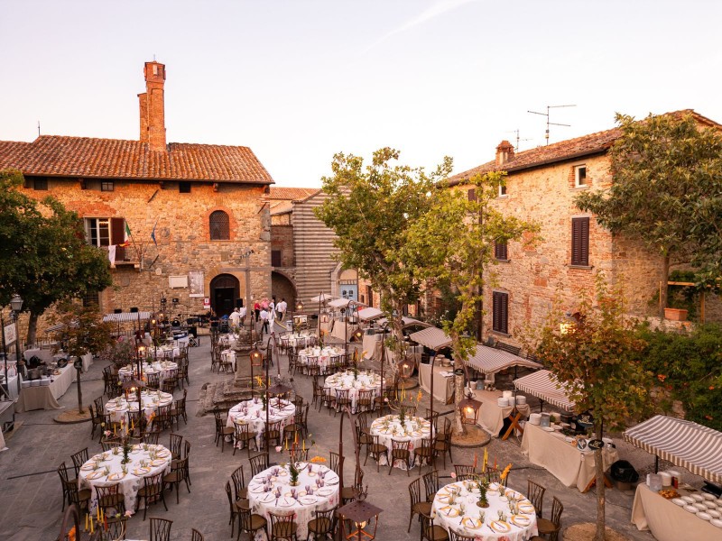 Lucignano, il Borgo più stellato d’Italia: l’eccellenza gastronomica illumina la notte di San Lorenzo