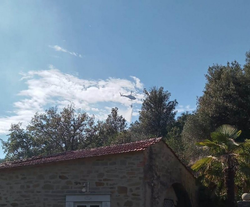Incendio nella collina cortonese sopra il Campaccio