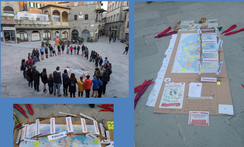 Quel piccolo, grande ponte dei lupetti cortonesi davanti alle scale di Palazzo Comunale: un bel fiore di speranza che accarezza il cuore