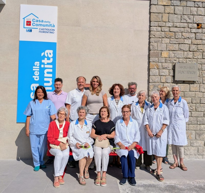 Una panchina rossa alla Casa della Comunità Hub di Castiglion Fiorentino