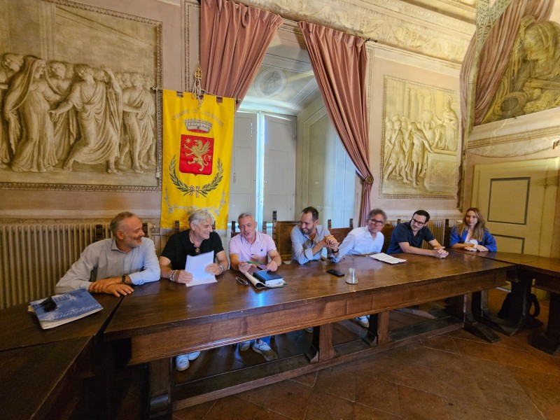 Lucignano investe sul commercio di vicinato: contributi a fondo perduto e agevolazioni fiscali per chi apre nel centro storico