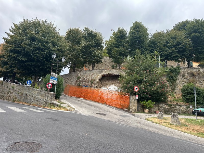 Cortona, parte il cantiere del «Muro del Mercato». Cambia la circolazione