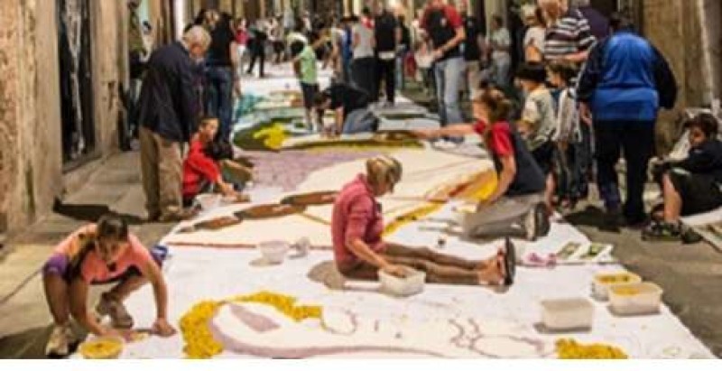 Città della Pieve diventa una tela artistica. 1500 metri quadrati di fiori per Casalino in fiore