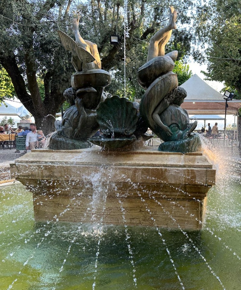 Cortona, intervento di restauro conservativo per la «Fontana dei delfini» di Lucibello