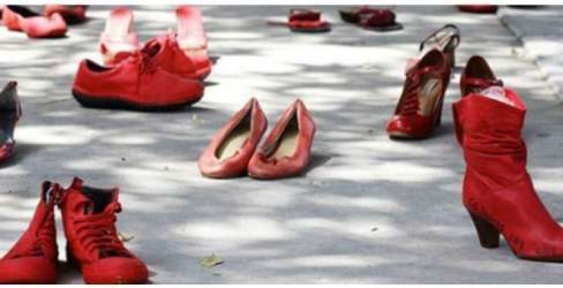 Cortona dice “No alla Violenza sulla donne”  Scarpe rosse nelle scale del Comune