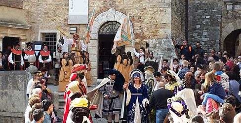 Serremaggio, viaggio al tempo del Medioevo. Il borgo si veste a festa per Ciambragina