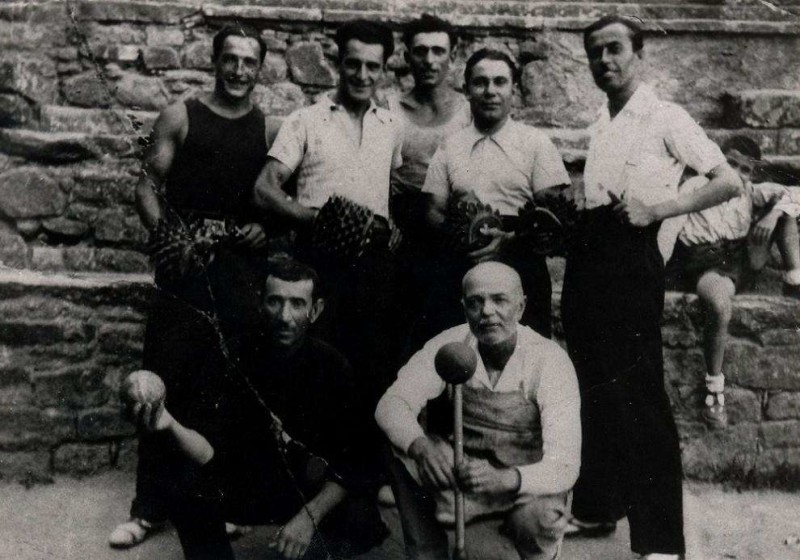 da sinistra in piedi, Berto Castellucci, Enrico Busatti, Orlando Fiaschi, Angiolo Conti, Angiolo Valdarnini; accosciati: Filiziano Valdrighi (mandarino), Pippo Vegni (pallonaio)