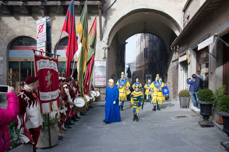 Porta Santo Spirito in pellegrinaggio a Cortona per festeggiare il leggendario anno giostresco - GALLERIA FOTOGRAFICA