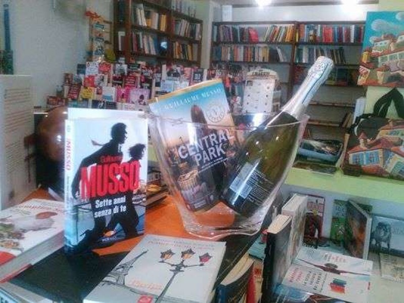 Pillole di conoscenza e gocce di vino alla Libreria Le Storie di Camucia