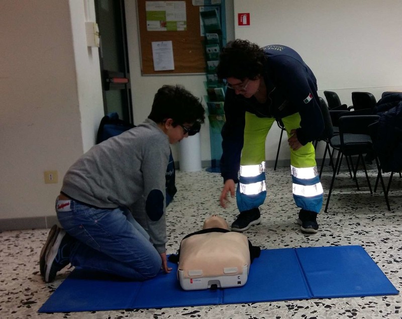 lniziativa della Misericordia di Monte San Savino sull'uso del defibrillatore