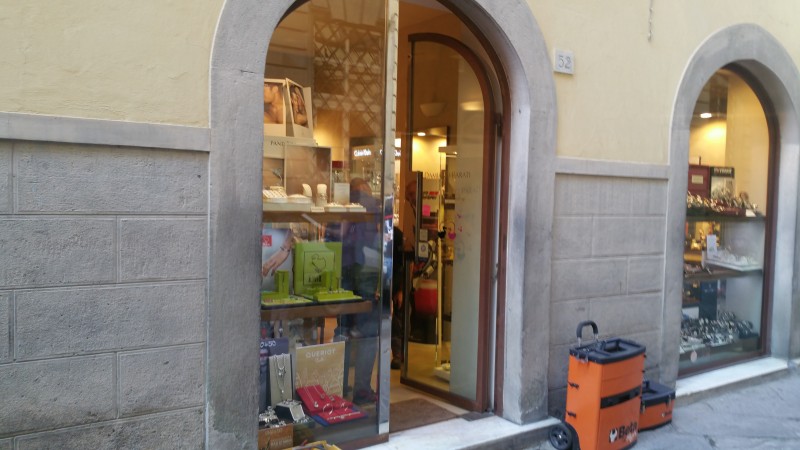 Furto in gioielleria a Cortona, ladri bloccano Rugapiana in piena notte