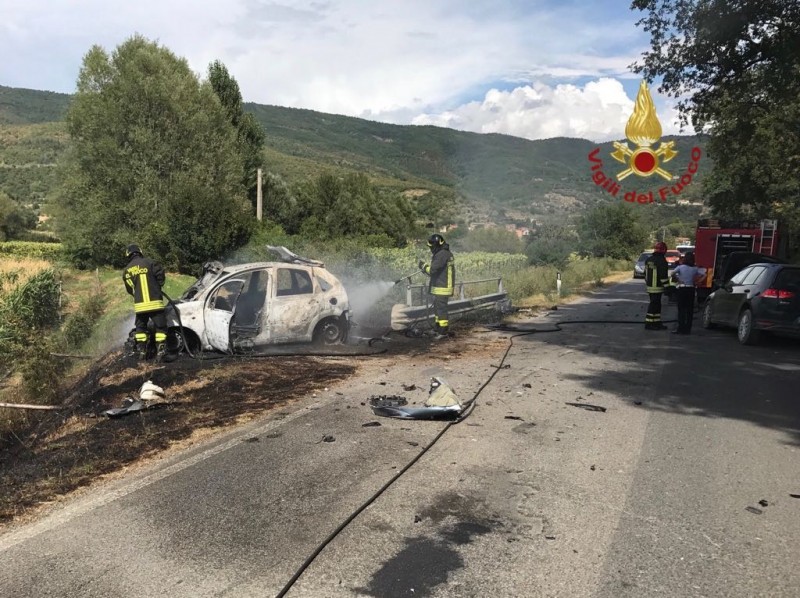A Cortona auto prende fuoco dopo incidente