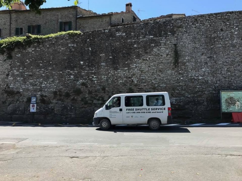 Nuova fermata per salita e discesa bus turistici  fuori  Porta Colonia a Cortona