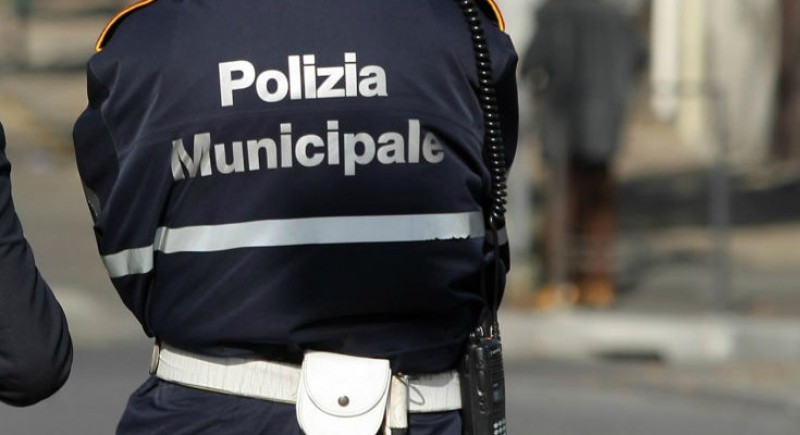 Senza patente e con un permesso internazionale di guida contraffatto: fermato e denunciato dalla polizia municipale di Castiglion Fiorentino