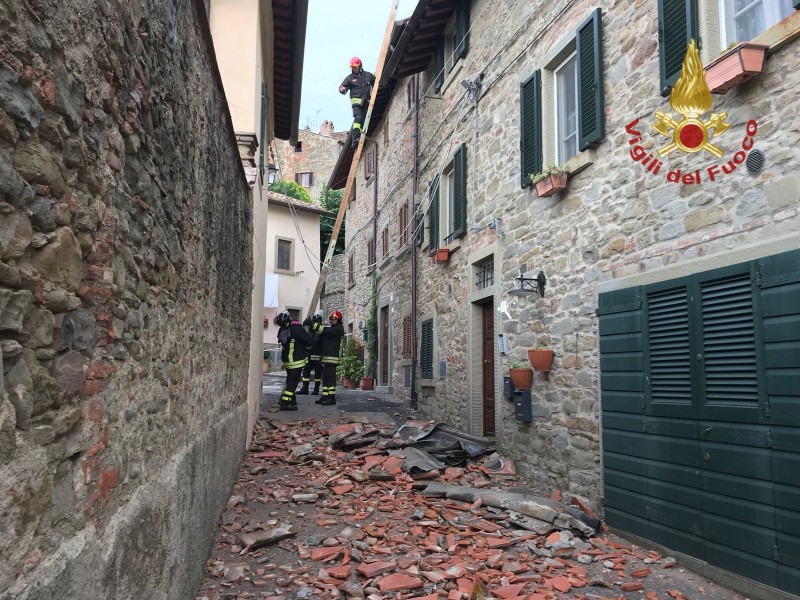 Cade porzione di tetto nel centro storico di Cortona
