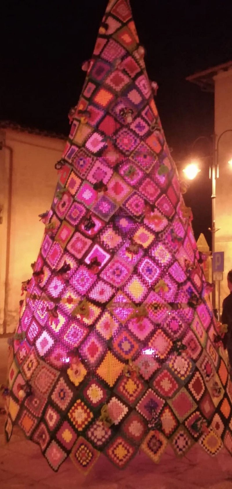 Tre metri di albero di Natale interamente realizzato all’uncinetto per sensibilizzare le donne alla prevenzione del tumore al seno