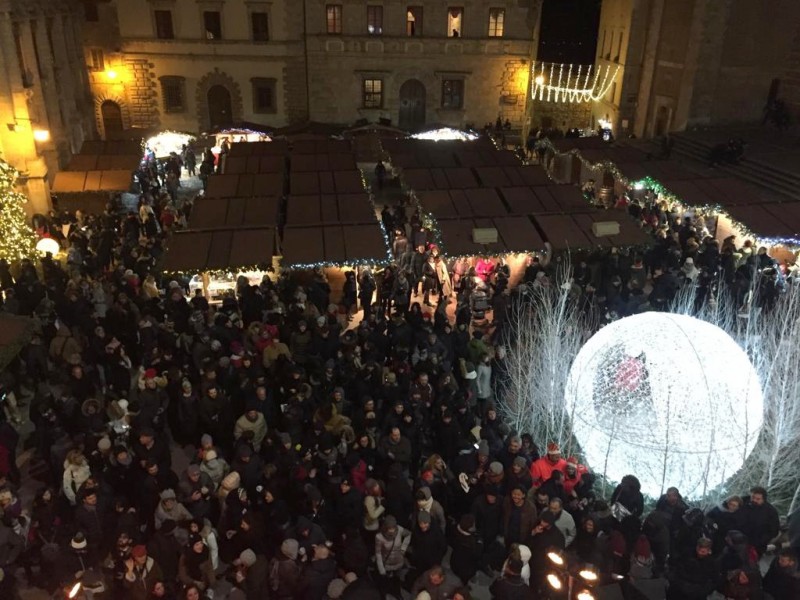 Migliaia di persone in piazza a Montepulciano per festeggiare il 2019