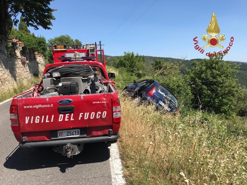 Incidente stradale a Cortona, auto in bilico sulla scarpata